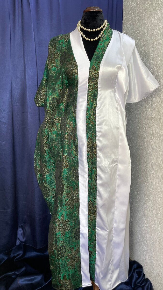 Robe en satin blanc et vert élégant