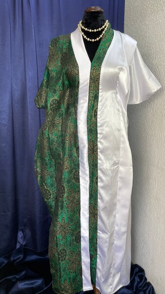 Robe en satin blanc et vert élégant