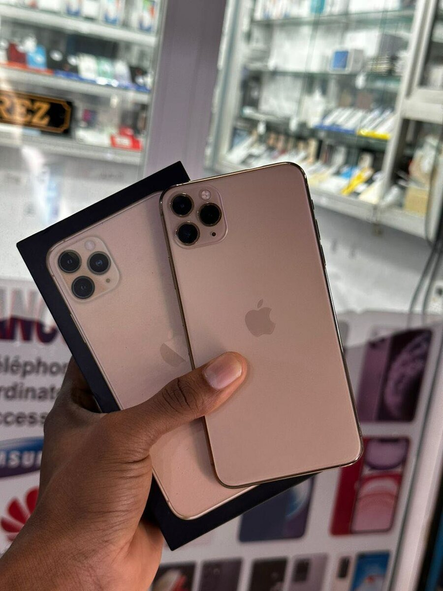 iPhone 11pro max 64go quasi neuf avec son carton