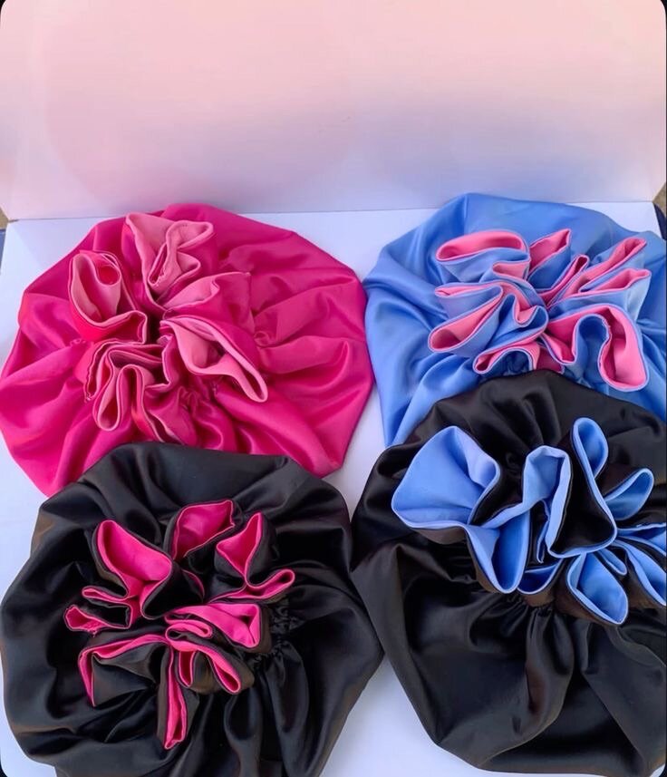 Bonnets en satin réversibles