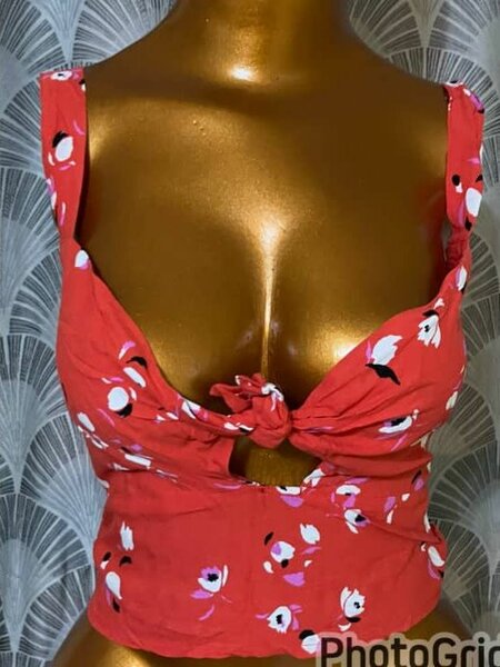 Top floral rouge noué