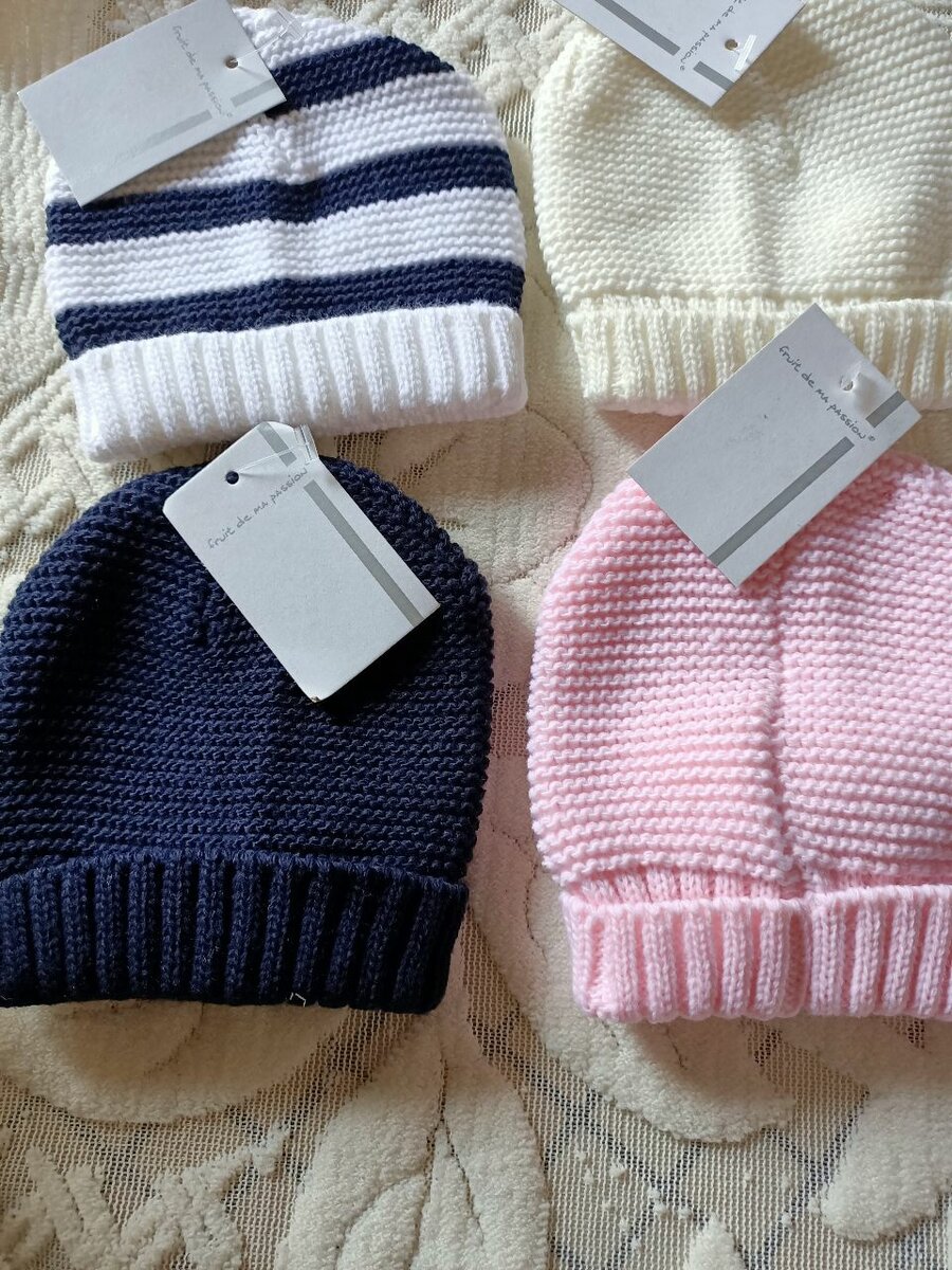 Bonnets rayés pour bébés