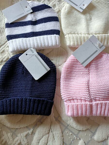 Bonnets rayés pour bébés