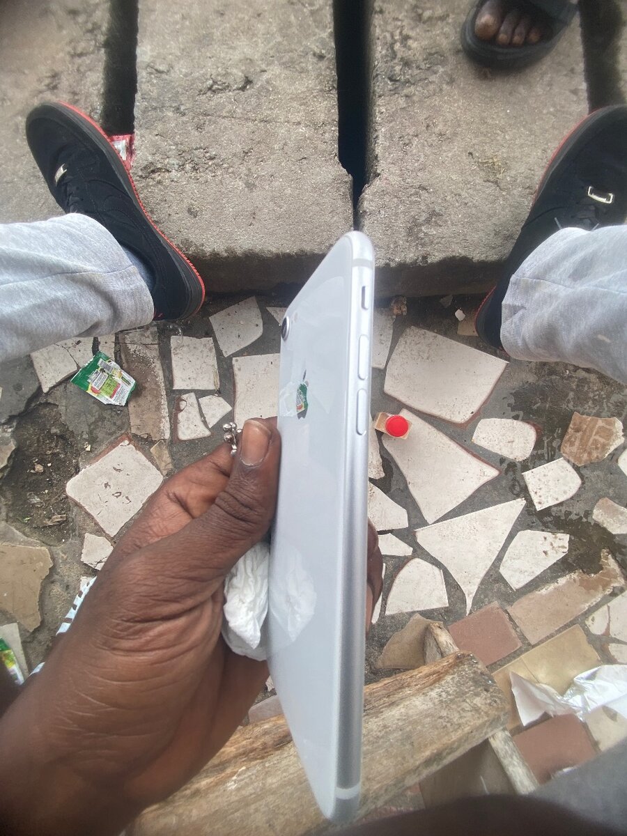 iPhone argent élégant débloqué