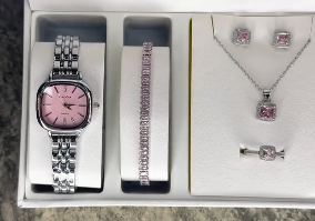 Комплект с наручными часами для женщин