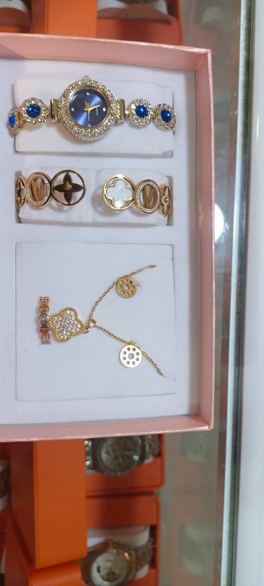 Ensemble de montre et bijoux doré