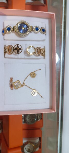 Ensemble de montre et bijoux doré