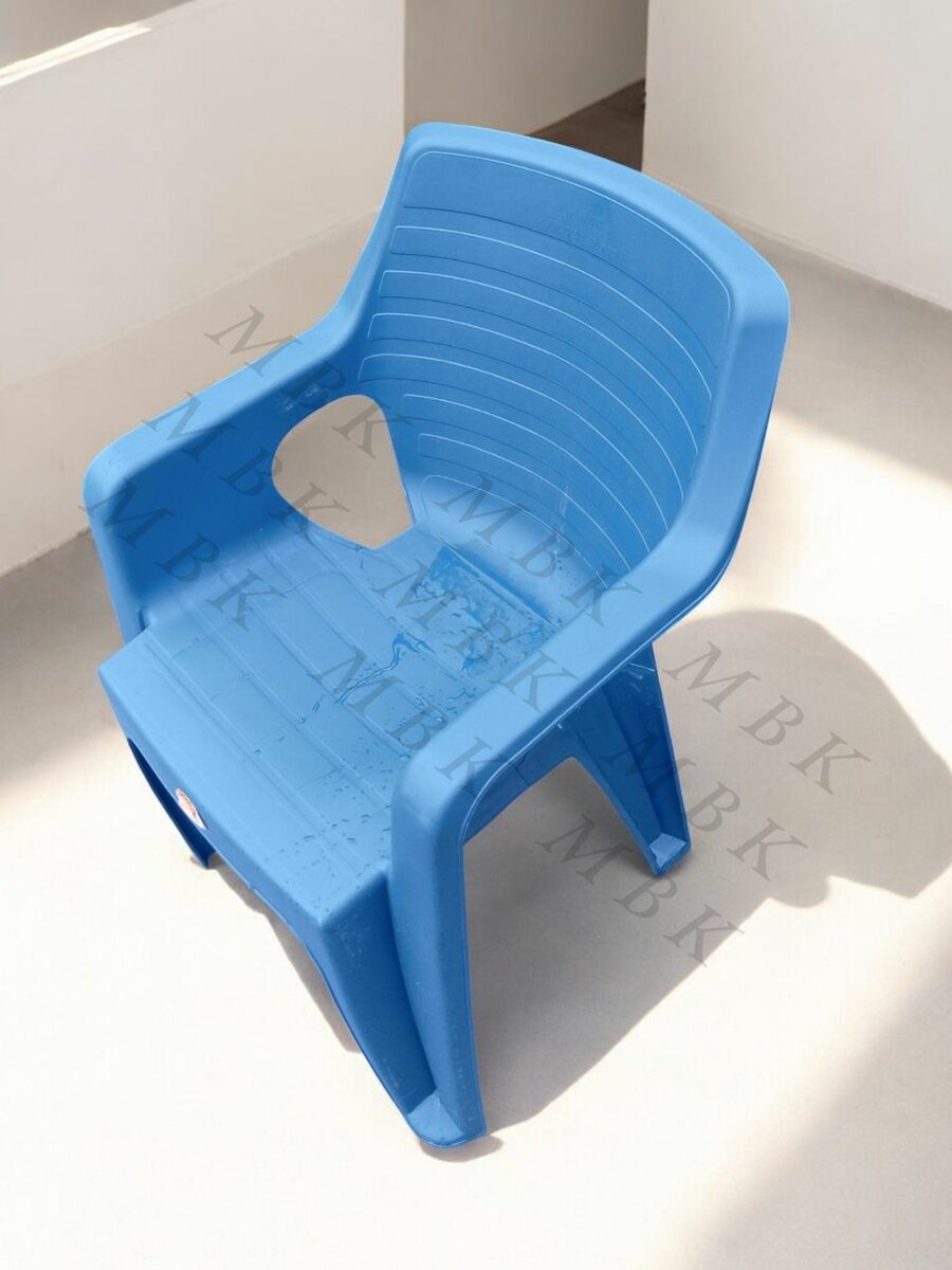 Chaise en plastique empilable