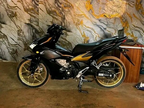 Moto sportive noire et or