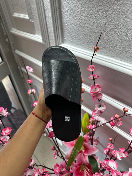 Claquettes en cuir noir élégantes