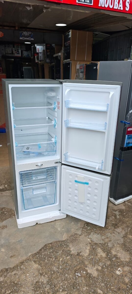 Réfrigérateur argenté moderne