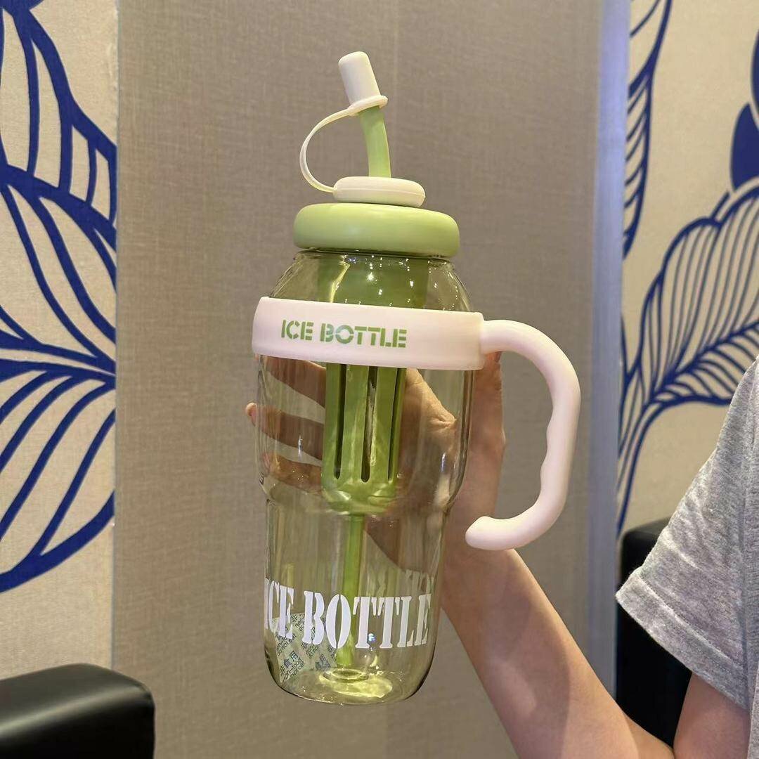 Bouteille à eau glacée avec paille