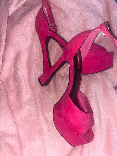 Sandales à talons roses élégantes