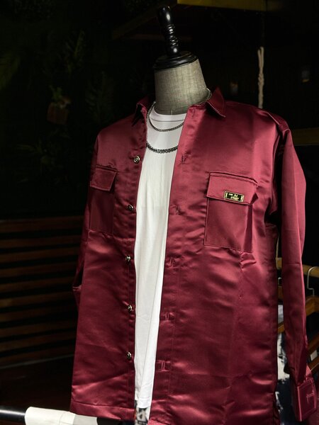 Chemise en satin bordeaux élégante