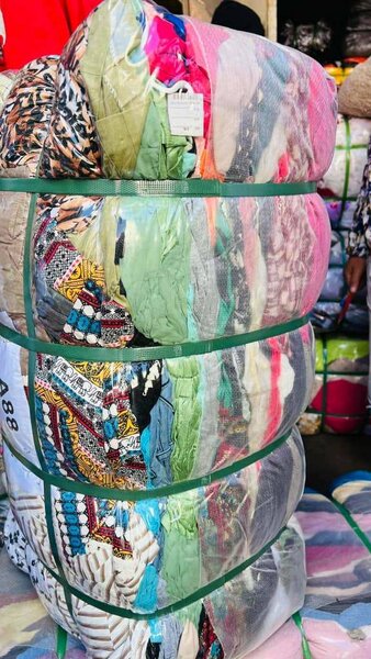 Lot de vêtements colorés