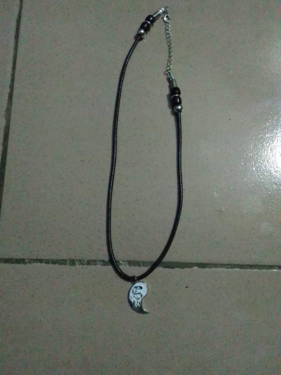 Collier noir avec pendentif