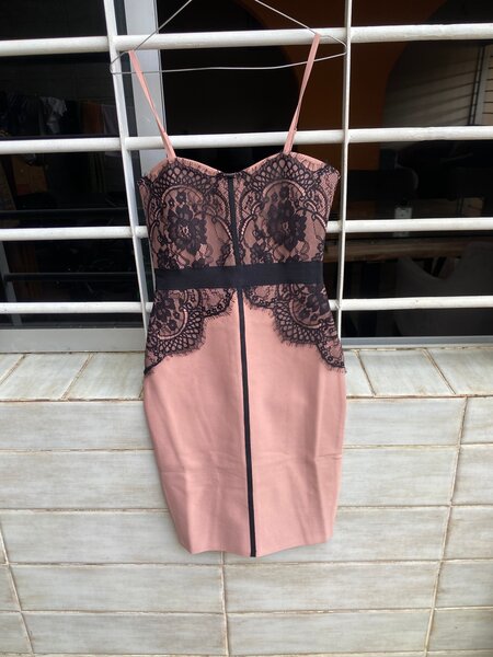 Robe moulante élégante dentelle