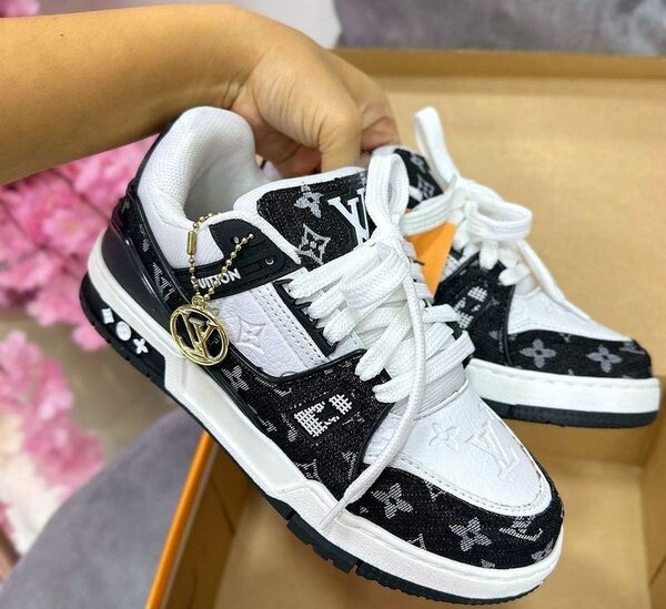 Baskets de luxe noires et blanches