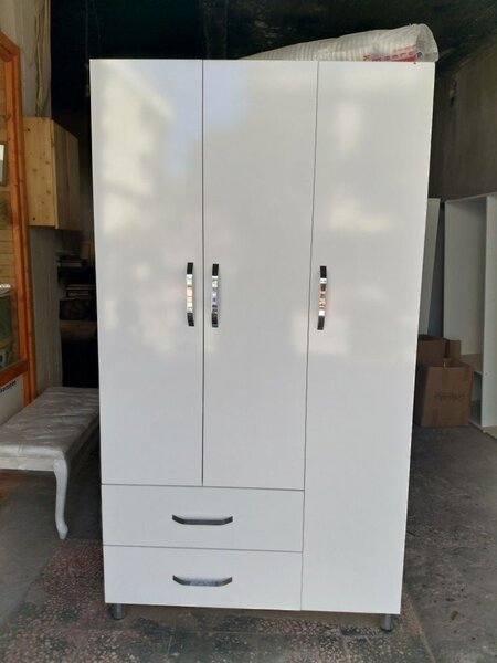 Armoire dressing blanc avec étagères