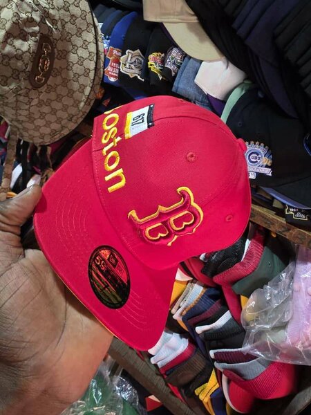 Casquette Boston rouge élégante