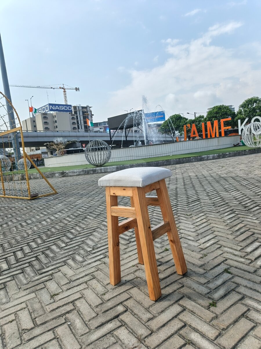 Tabouret en bois minimaliste