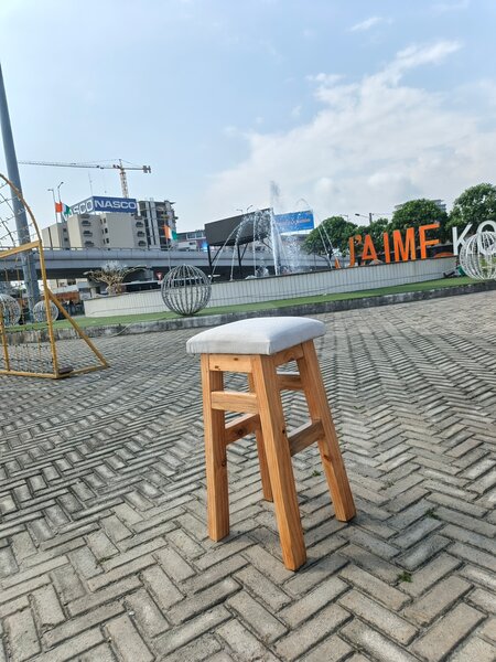 Tabouret en bois minimaliste