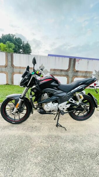 Moto sport élégante noire