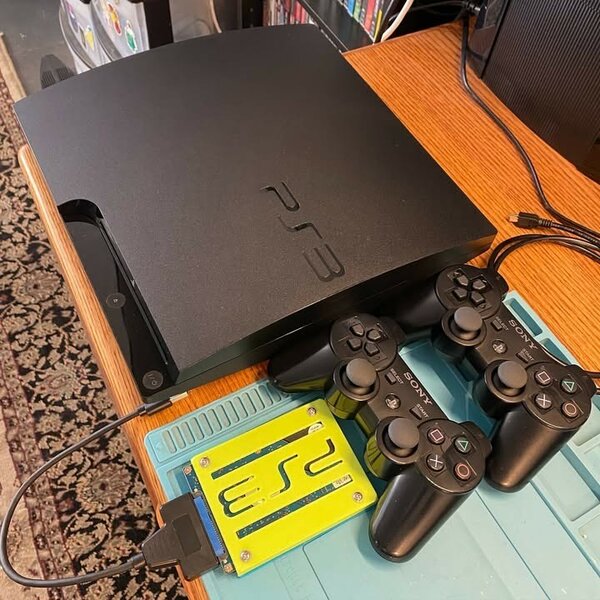 PS3 quasi neuve + 23 jeux et 2 manettes