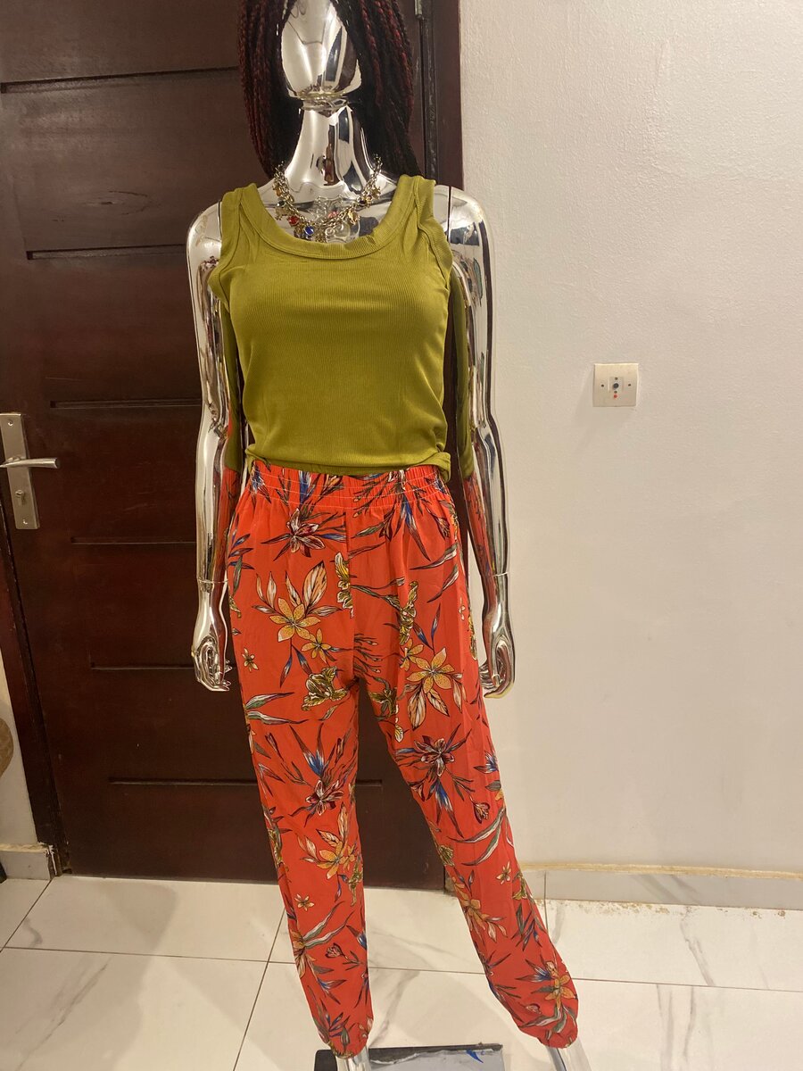 Pantalon fleuri rouge femme