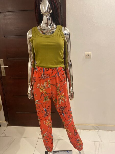 Pantalon fleuri rouge femme