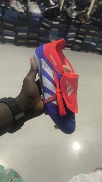 Paires de crampons Adidas