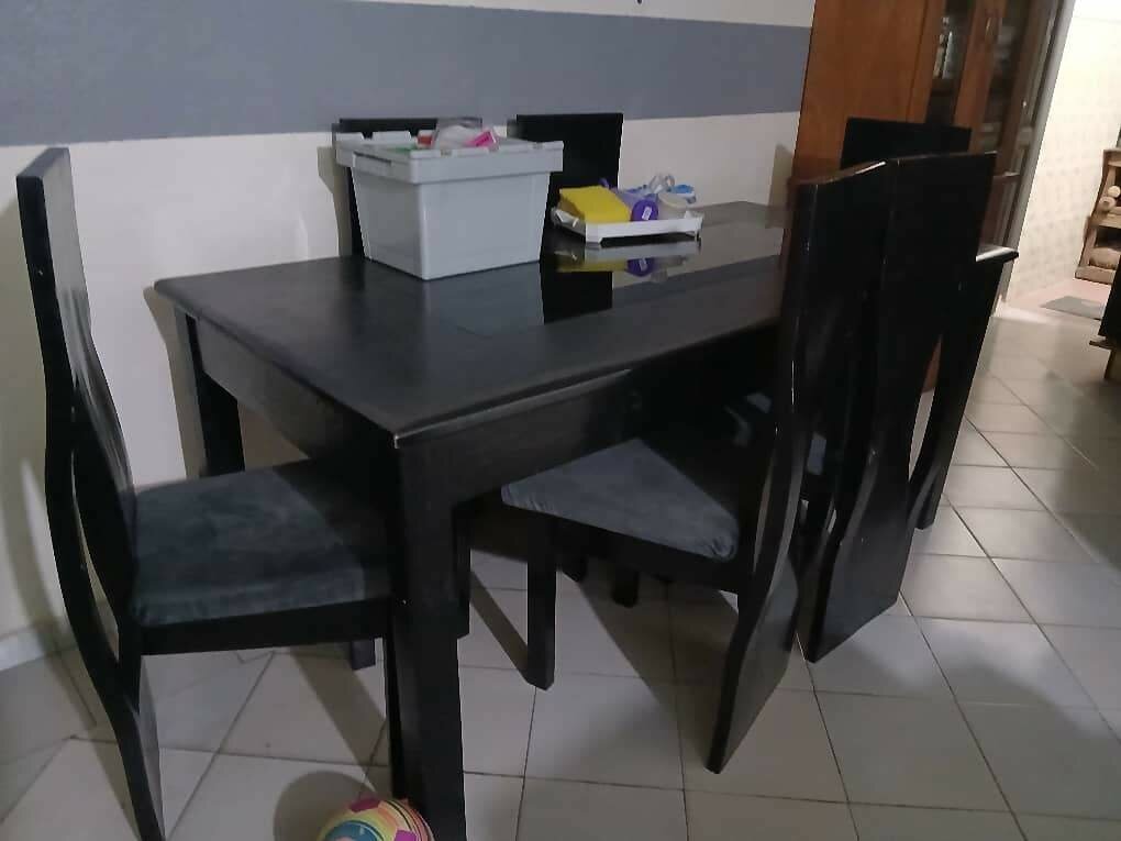 Table à manger noire avec 4 chaises