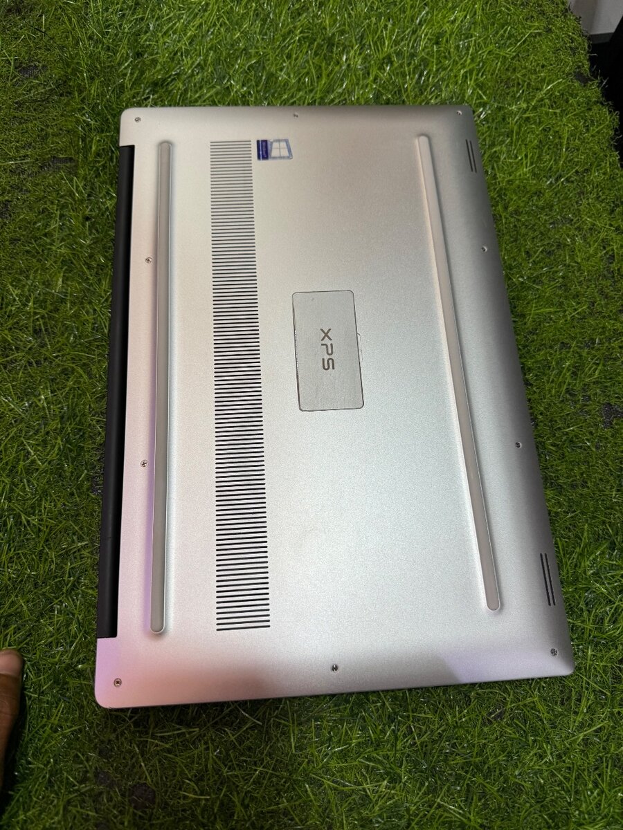 Dell XPS 15 RAM  32GB Intel Core 19 SSD 512GB NVIDIA 4GB