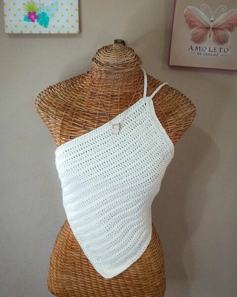 Top asymétrique en crochet