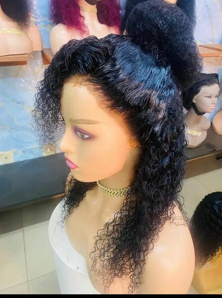 Perruque Bouclée Demi-Chignon