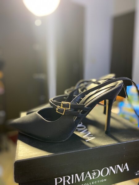 Talons hauts élégants noir