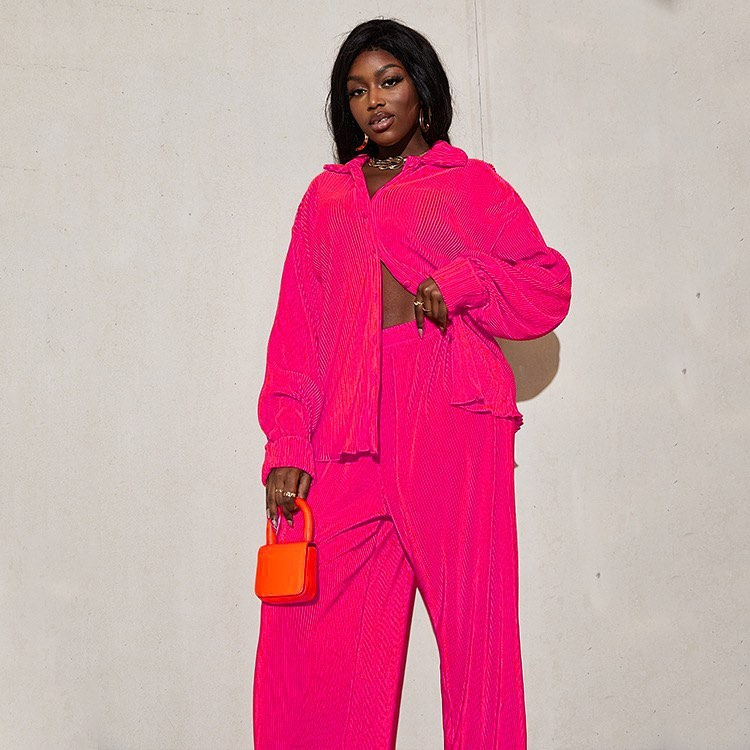 ensemble de vêtements violet