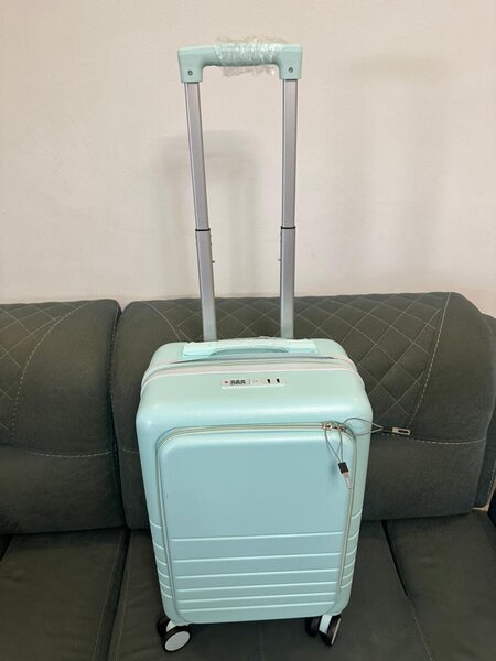 Lightweight Spinner Suitcase