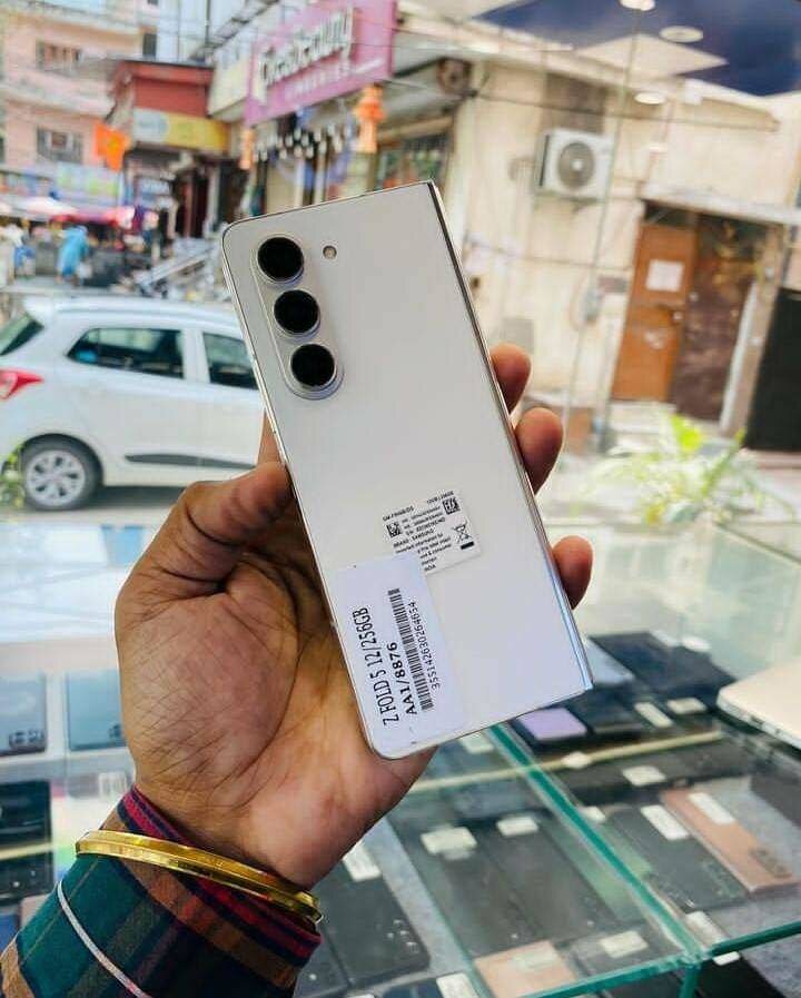 Samsung fold3 capacité 256gigas ram12 casi neuf