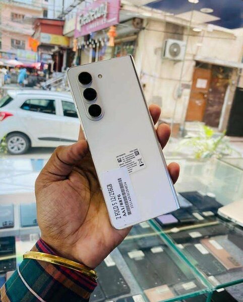 Samsung fold3 capacité 256gigas ram12 casi neuf