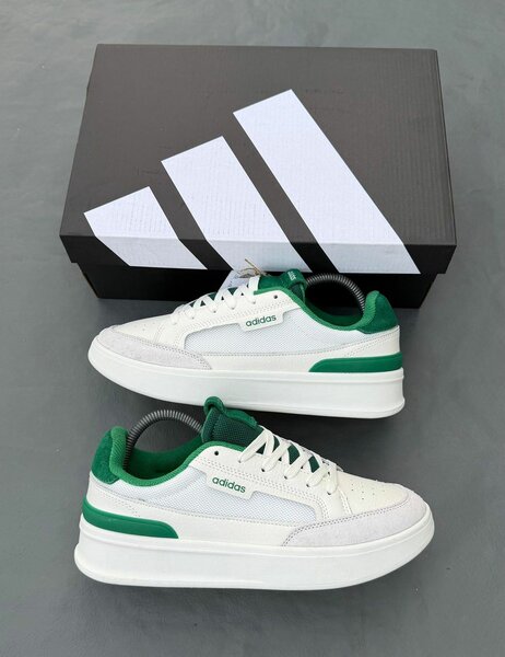 Chaussures de sport blanches Adidas