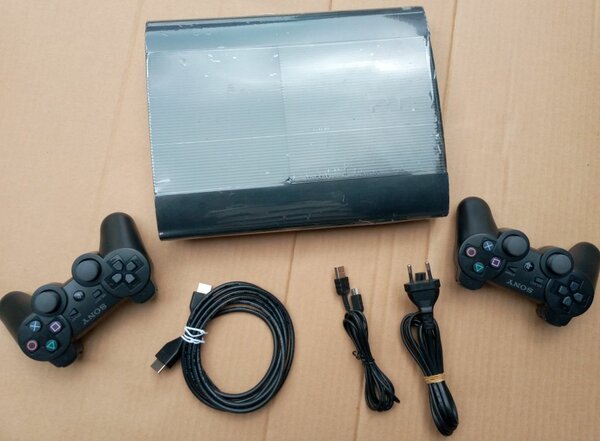 Ps3 ultra slim avec 20 jeux