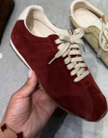 Стильные кроссовки