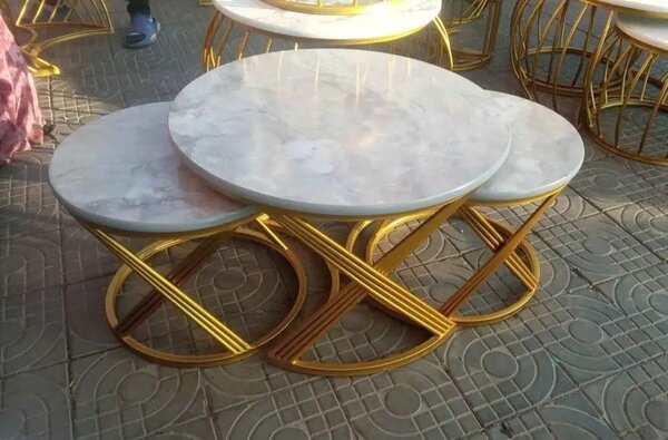 Table basse ronde en marbre et métal doré