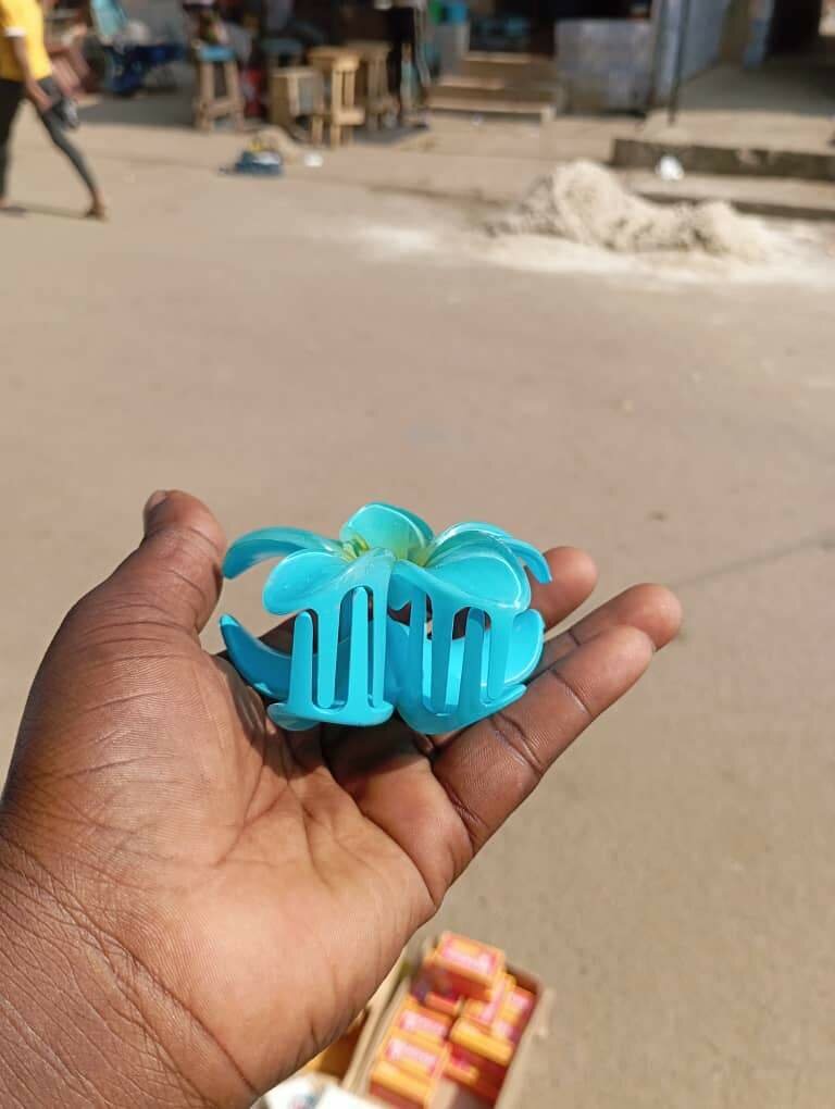 Barrette à fleurs bleues