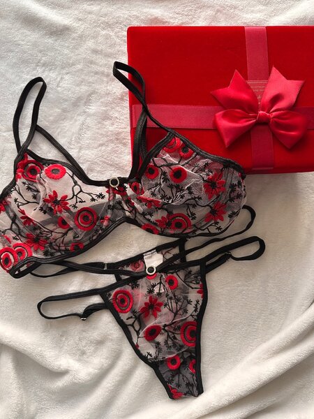 Ensemble brodé rouge et noir