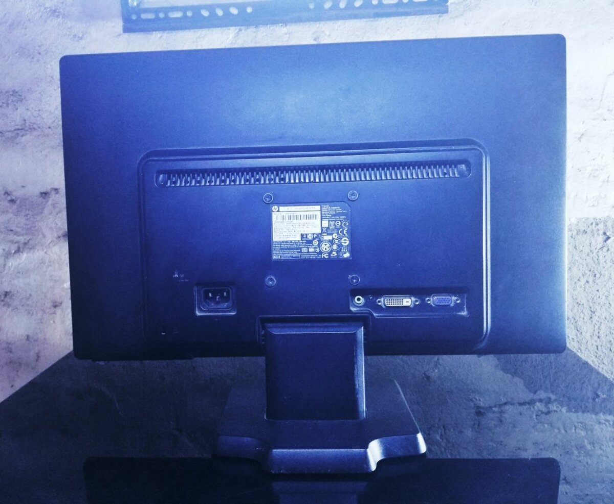 18.5 inch DELL MONITOR