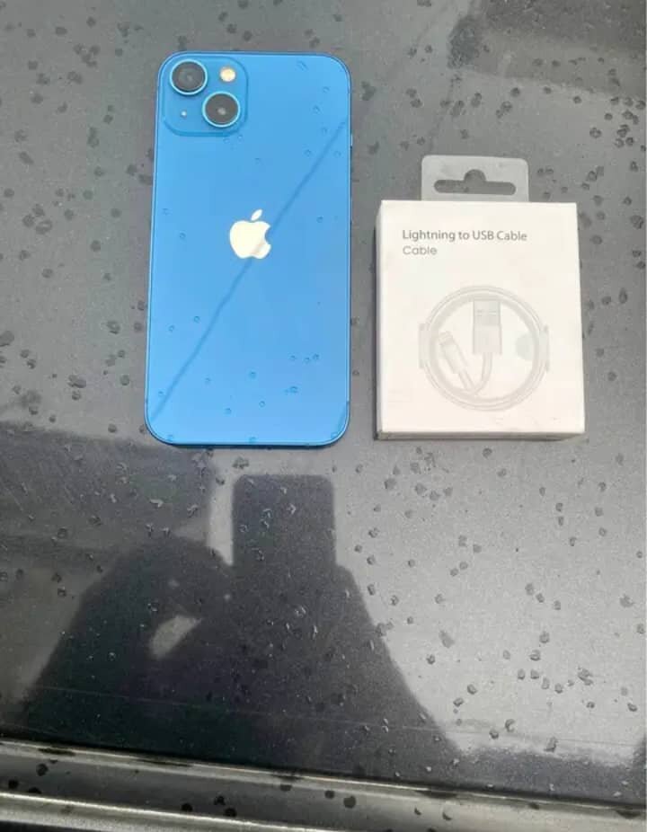 iPhone 13 bleu avec câble
