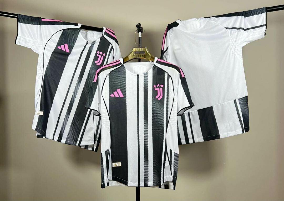 Maillot de football rayé noir et blanc