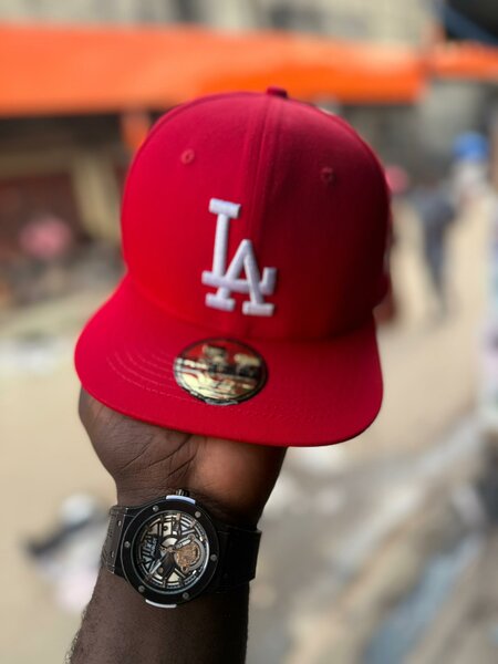 Casquette rouge élégante LA